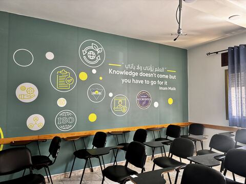 Salle de cours avec mur décoré d'icônes qualité et accréditation