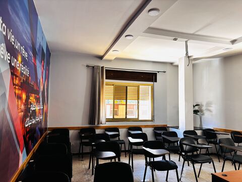 Salle de classe lumineuse avec fenêtre