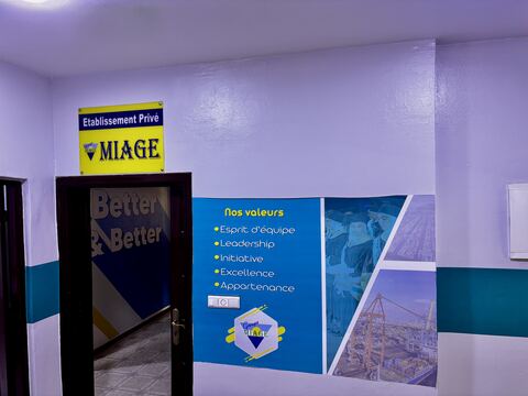 Couloir affichant les valeurs du Groupe MIAGE